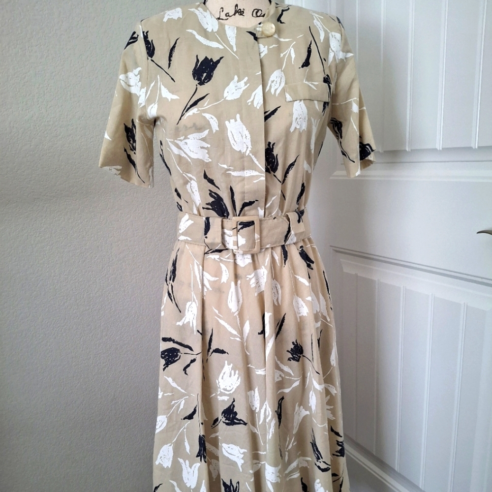Adorable Vintage Beige Floral Dress w/ Belt
